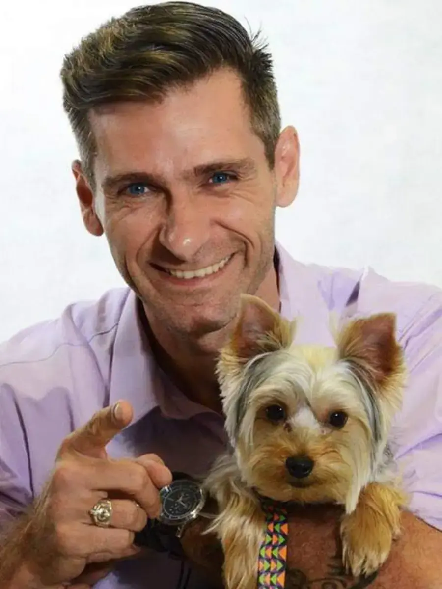 Ricardo Tamborini, adestrador e especialista em comportamento canino, com um Yorkshire Terrier