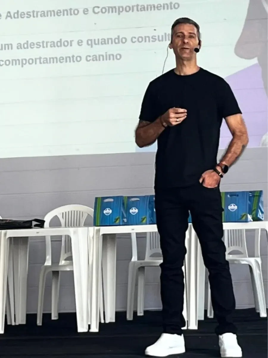 Ricardo Tamborini ministrando palestra sobre adestramento e comportamento canino